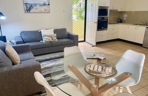 North Ward Apartment | Within reach of the beach!