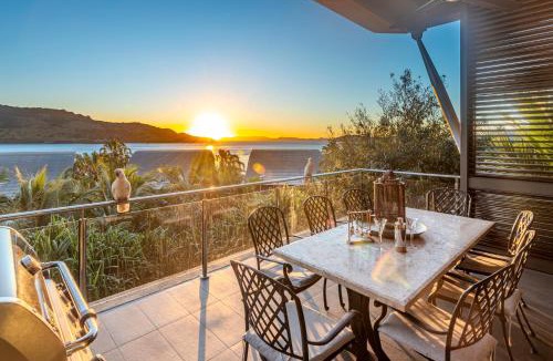 Hamilton Island Villa | Yacht Club 33 Serenity House Ocean Views 2 Buggies
