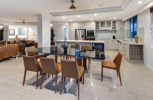Hamilton Island Apartment | Yacht Harbour Tower 2 - Central location, oceanviews, golf buggy and transfers