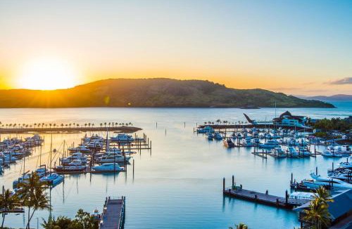 Hamilton Island Apartment | Yacht Harbour Tower 5 - Oceanviews, buggy and private lift access and valet service