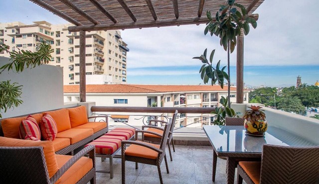 Amazing Location - 1 block to beach