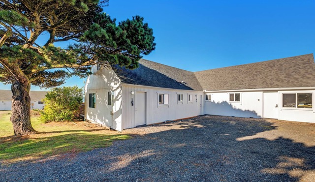 Beachcomber: Beachfront Escape Unit #5 in Florence