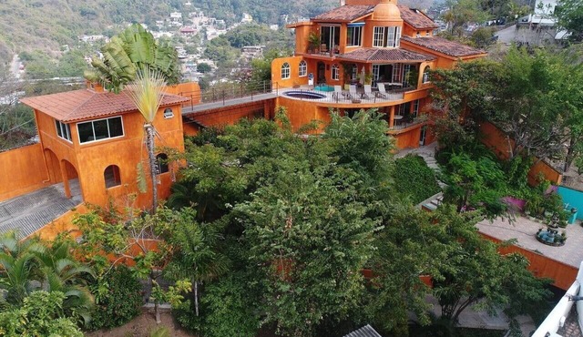 Casa Lorenzo, Lush Landscape, Intown, Privacy