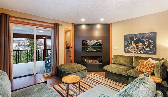 Chateau Cona Lower - hot tub, ski in/ski out