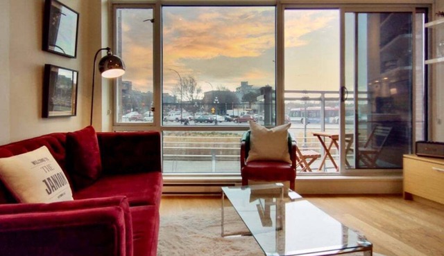 Downtown Charming Studio, Steps from Everything!