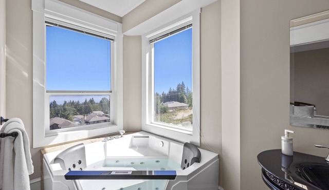 Executive Ocean View 2 bedrooms Sleeps 8 | Pet Friendly