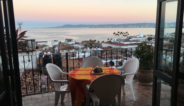 Family friendly, ocean view in Central, art zone; 5 min to beach