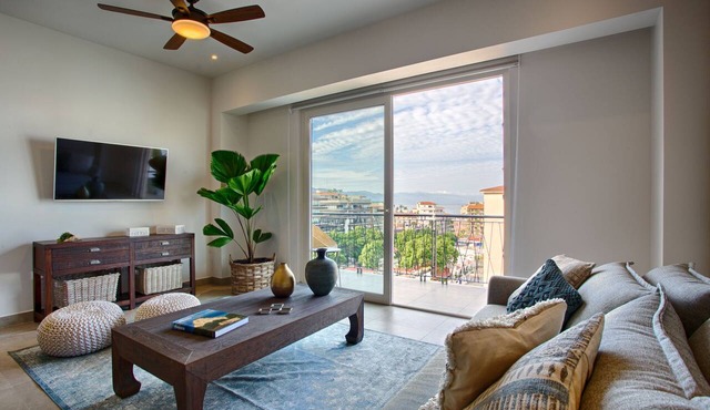 Luxury Ocean View Condo | Pools, Hot Tubs, Gym, BBQ, Walk To The Beach