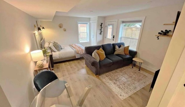 Modern studio with soft tub -Ratcliffe Guest Suite