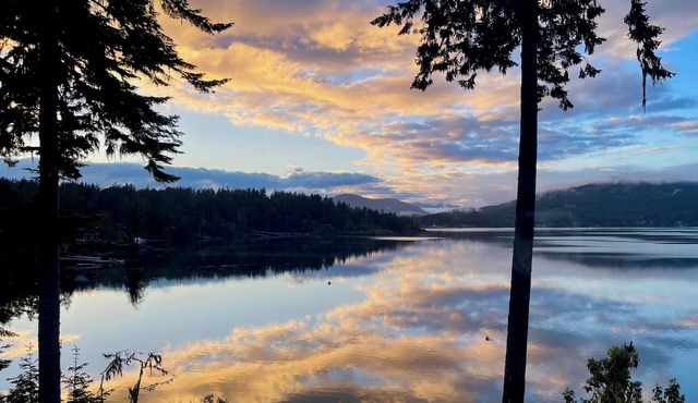 OCEANFRONT Luxurious Private Retreat on Stunning Sooke Basin!