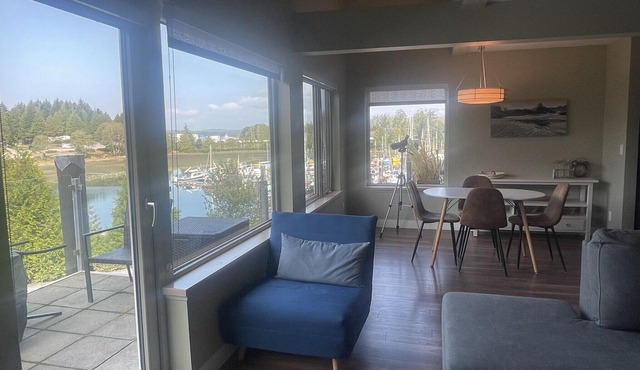 PROMO 5% WEEKLY AND 5% MONTHLY DISCOUNT! Family Friendly Waterfront condo