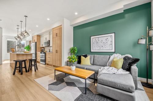 Rooftop, Garage, 3 Private Ensuites, 2 King Beds