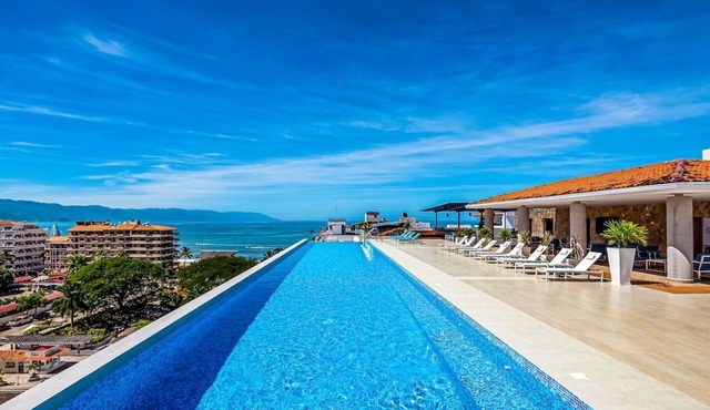 The Park Penthouse Oceanview 1 block Malecon