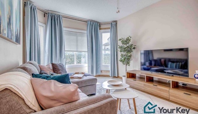 This condominium is a 2 bedroom(s), 1 bathrooms, located in Calgary, AB.