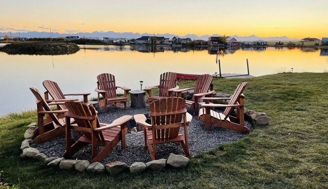Waterfront property 25 min from Waterton