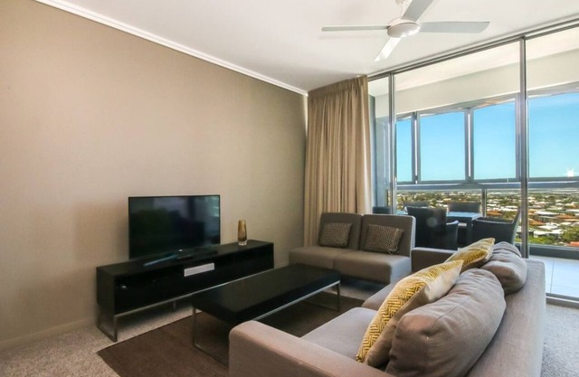 2 Bedroom Riverside Apartment in Hamilton Portside