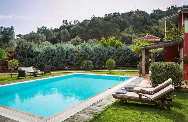 2 bedroom Villa, sleeps 4 in Mikros Gialos with Pool, Air Con and WiFi