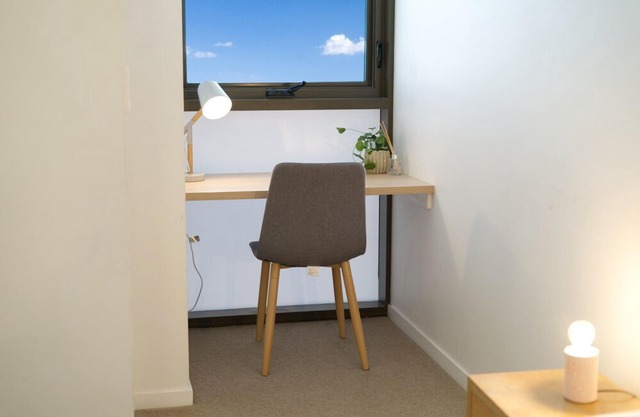 2BR Food & Drink Hub ★Gym★Pool★Views★Roof Terrace