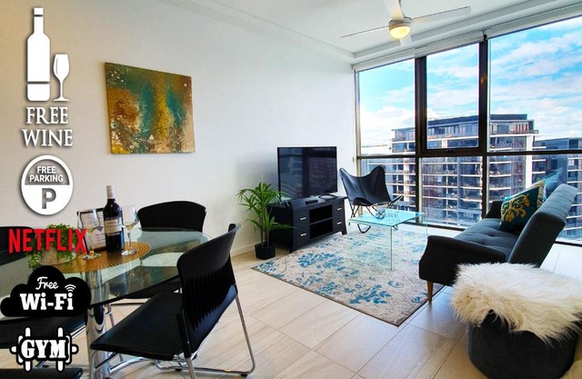 2BR Food & Drink Hub ★Gym★Pool★Views★Roof Terrace