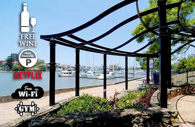 2BR Lovely River ★Retreat Pool★Gym★Wine★Netflix