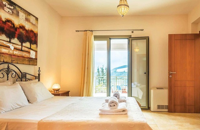 3 bedroom Villa, sleeps 6 in Mikros Gialos with Pool, Air Con and WiFi