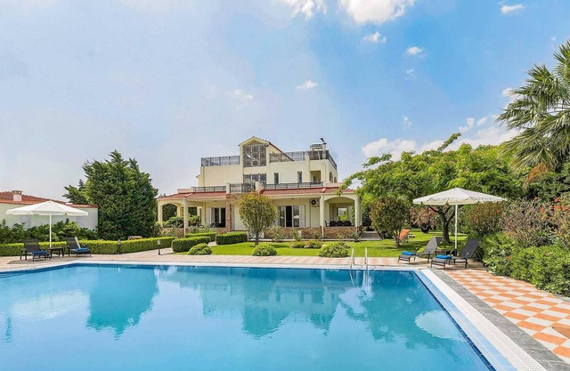 5 bed 3 bath, large pool, spacious grounds