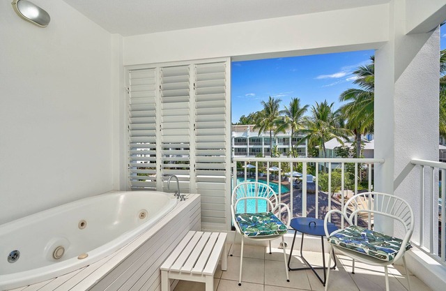 Beach Club Top Floor Spa Suite 3133 Palm Cove