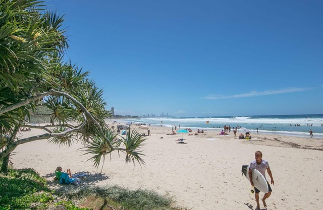 BURLEIGH BEACH - Renovated Unit With Free WIFI
