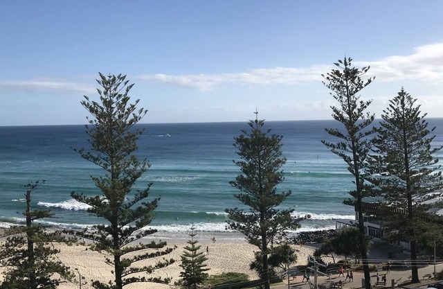 Burleigh Beachfront - Best Location on the Coast