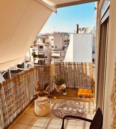 Central & Comfortable, with Acropolis view