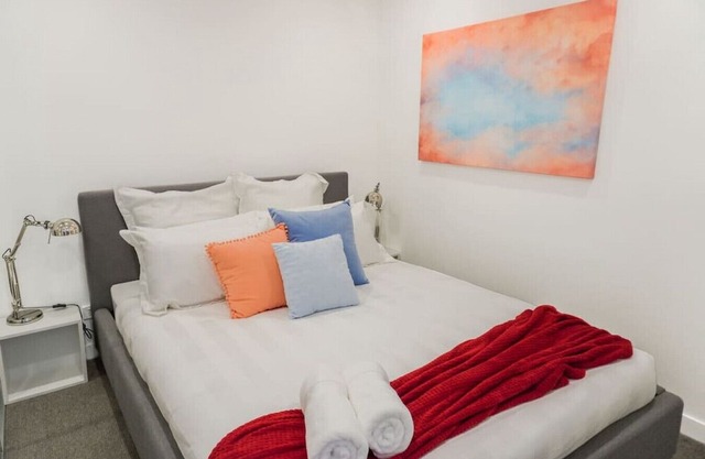 Central Modern 2 Bed*Carpark*Pool*WiFi*Netflix*Gym