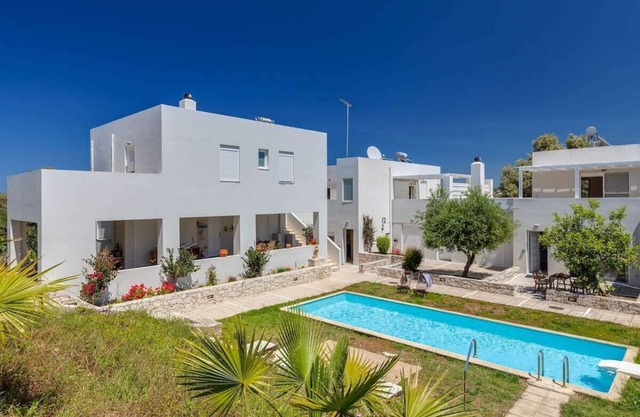 Countryhouse in an olive grove|Adhili ii residence