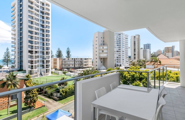Eden Apartments Unit 401 Modern 2 bedroom Apartment Close to the Beach in Rainbow Bay - Free Wifi