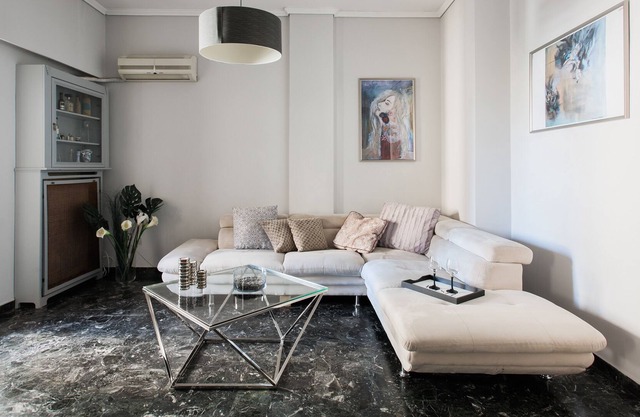 Elegant 75sq+HeatedJacuzzi+balcony W/AcropolisView