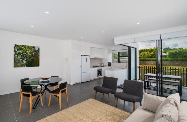 Executive Bulimba 