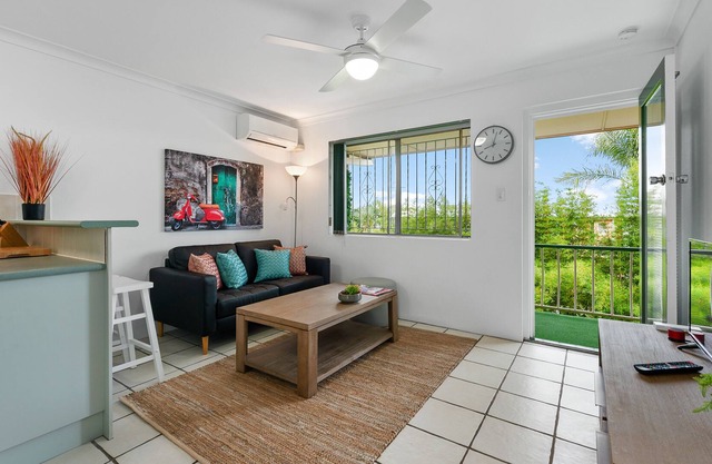 Funky Urban Pad ~ 1 Bed/1 Bath/1 Car ~ New Farm