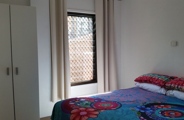 ~Heart of the Coast, Walk to Alex Beach, Private,Courtyard,Fully self contained~