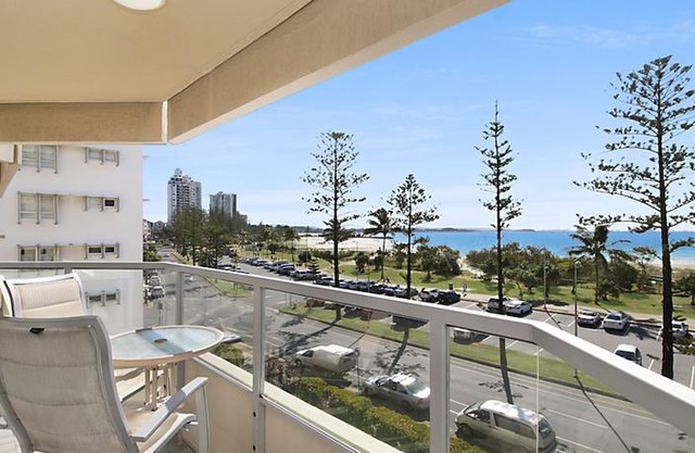 Kooringal Unit 10 - Straight across the road from Twin Towns Services Club