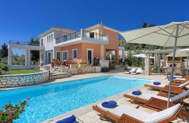 Lygia Villa Sleeps 8 with Pool Air Con and WiFi