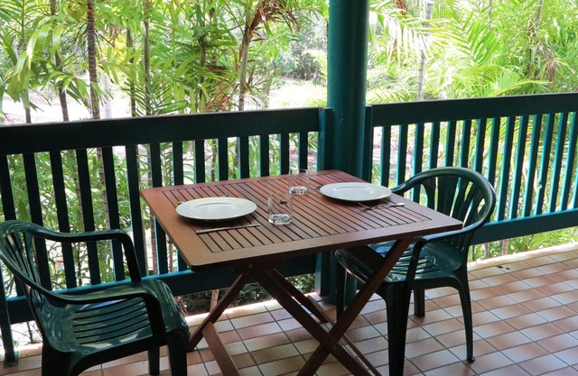 Magnetic Reef 7 - Relaxing tropical getaway with lush gardens and complex pool, minutes to Alma Bay