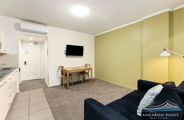 One Bedroom in the Centre of Kangaroo Point with Pool & Parking