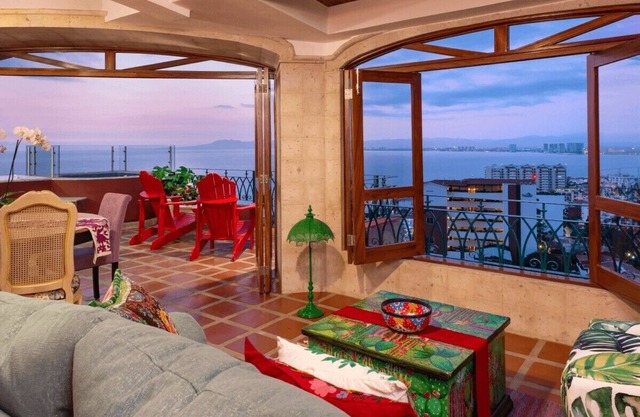 Rooftop 1-BR Penthouse Ocean & Sunset Views and Private Hot Tub at Luxury Resort