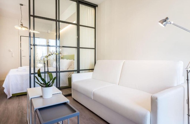 Syntagma modern new flat, large balcony with view
