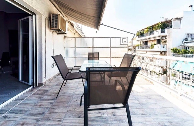 Topfloor central apt with urban views,3' to metro