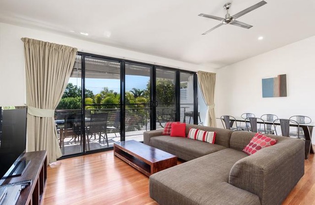Unit 2 Rainbow Surf - Modern double storey townhouse with large shared pool close to beach and shops