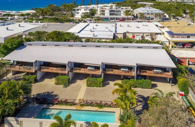 Unit 5 Rainbow Surf - Modern double storey townhouse with large shared pool close to beach and shop