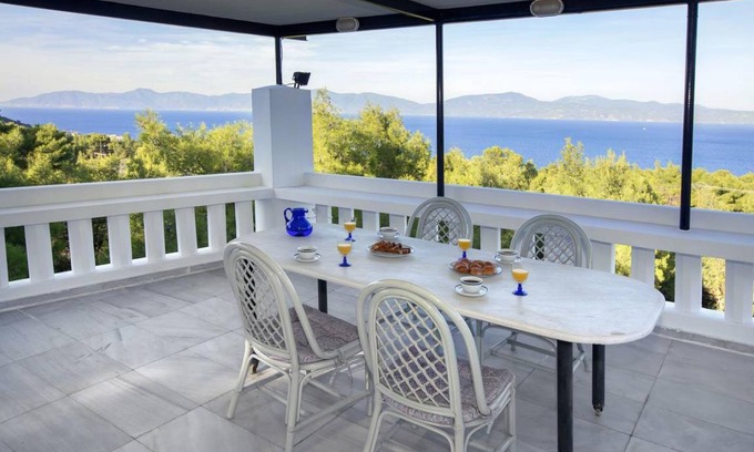 Theologos Apartment | 160 m² Apartment ∙ 3 bedrooms ∙ 9 guests