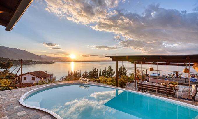 Kamena Vourla Villa | 160 m² Villa ∙ 4 bedrooms ∙ 10 guests