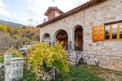 Kalavrita House | 180 m² House ∙ 3 bedrooms ∙ 12 guests