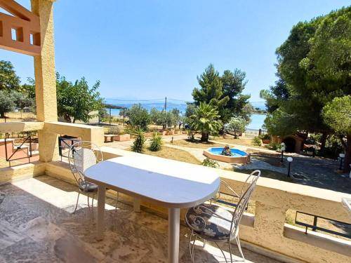 Chalcis Villa | 250 m² Villa ∙ 5 bedrooms ∙ 14 guests